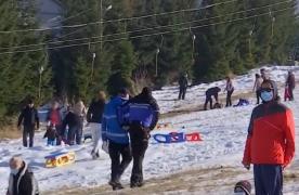 Mii de români sunt în staţiunile montane, în ciuda restricţiilor. Jandarmii patrulează pe pârtii