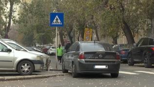 Maşinile lăsate pe trotuar, în Bucureşti, chiar şi pentru câteva minute, vor fi ridicate