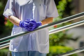 Un bărbat susţine că mama i-a murit în spital, iar autorităţile din Dâmboviţa au venit după 10 zile să vadă dacă femeia e în izolare