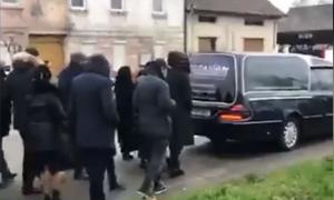 Înmormântare cu cântec, terminată cu amenzi de 14.000 de lei la Lugoj