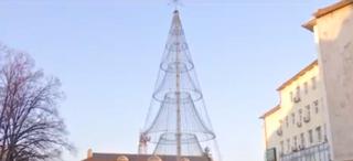 Cel mai scump brad de Crăciun din România costă 100.000 € și este instalat în centrul orașului Târgu Jiu