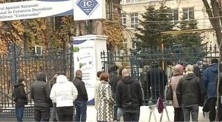 Românii care au crezut că un supliment alimentar este noul tratament minune împotriva coronavirusului s-au îmbulzit la Institutul Cantacuzino