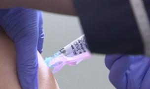 Britanicii încep vaccinarea în masă, noi ne luptăm cu miturile. Ce spun specialiştii