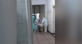 Urletele din spitalul reşiţean au un nume: Vasile Moga. Povestea tragică a bătrânului filmat implorând după ajutor, în agonie, prăbuşit pe culoar