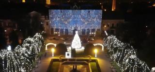 Tărâm magic de Crăciun în Satu Mare. Clădirile oraşului, îmbrăcate în acadele sau cadouri colorate
