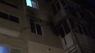 Un tânăr a dat foc casei, apoi s-a aruncat pe geam ca să scape, în Câmpulung Muscel