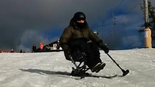 Persoanele cu dizabilități pot schia, din acest an, și în România. Șapte pârtii au fost dotate cu scaune speciale