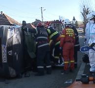 Doi bătrâni, la un pas de moarte în timp ce se întorceau de la cimitir. Mașina lor s-a răsturnat după ce s-a lovit de un alt autoturism