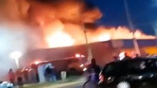 Pericol de explozie într-un cartier din Arad. Un magazin cu butelii a fost cuprins de flăcări