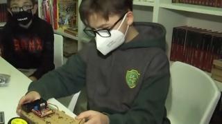 Micii programatori învață la țară. 12 copii din Dumbrăviţa au costruit ceasul digital urban