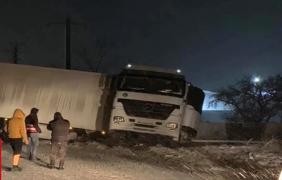 Accidente în mai multe oraşe din ţară după prima ninsoare serioasă. În Bacău, au împrăştiat sare pe şosele cu mâna