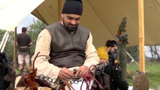 Un artizan creează încălţări unice, inspirate din antichitate