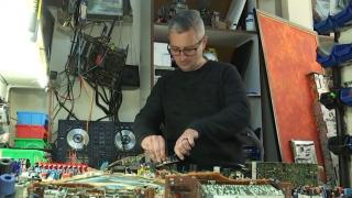 Un bărbat din Făgăraș creează, în timpul liber, adevărate opere de artă din piese de calculator