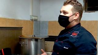 Daniel Ardelean, de la Chefi la Cuţite la bucătar pentru nevoiaşii din Baia Mare