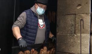 Bunătăți tradiționale pentru masa de Crăciun. Afumătorile lucrează la... fum continuu