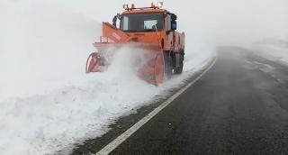 Vremea rea pune la treabă drumarii: "Iarnă grea, viscolul ăsta e foarte greu. Ne dă de lucru..."