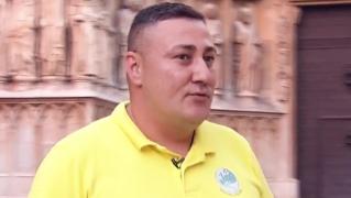 Adrian, un român din diaspora, strânge donații pe care le trimite în țară și are un singur vis: să-i poată mulţumi lui Hagi