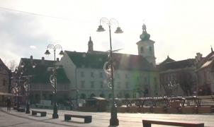 Orașul din România în care s-au montat bănci inteligente, dotate cu panouri fotovoltaice: "Este extraordinar"