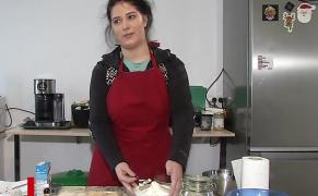 Ajut eu. Alexandra a fost smulsă din brațele mamei și crescută într-un centru de plasament. Visează să ajungă chef