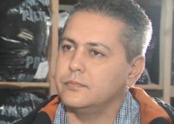 Un poliţist din Vâlcea ajută sute de copii. Merge din casă în casă, împarte daruri, bucurie şi îi încurajează pe cei mici să înveţe