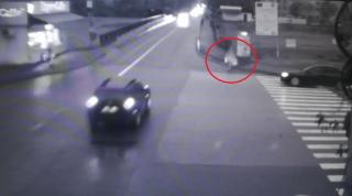 Ieșeancă lovită și trântită la pământ de o mașină, la câțiva metri de trecerea de pietoni