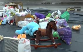 Ploaie cu jucării la un meci de fotbal din Piatra Neamţ, în sprijinul unei cauze nobile