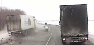 Logan spulberat de TIR pe contrasens, nimeni din maşină nu a supravieţuit. Imagini teribile pe un drum din Rusia