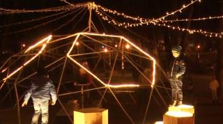 Într-un parc din Covasna, oamenii pedalează pe biciclete ca să aprindă luminile de sărbători