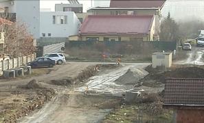 Într-un cartier scump, dintr-o zonă de lux din nordul Bucureştiului, oamenii "înoată" prin noroi