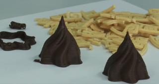 Specialiştii Facultăţii de Inginerie Alimentară din Suceava printează bomboane şi biscuţi 3D