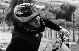 Un polițist de la IPJ Maramureș a murit după ce a intrat cu BMW-ul într-o căruță nesemnalizată