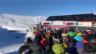 Aglomerație la Sinaia, în prima zi de schi a sezonului. Restricții pe pârtii din cauza pandemiei