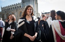 Fosta Miss UK lucrează cot la cot cu o echipă de la Oxford pentru evaluarea vaccinurilor anti-COVID Pfizer, Moderna și AstraZeneca