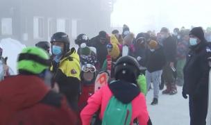 Aglomeraţie la Sinaia, la telegondolă. Autorităţile au cerut intervenţia jandarmilor pentru ca turiştii să respecte distanţarea