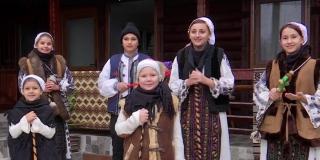 Colindul pandemiei se cântă în grupuri mici