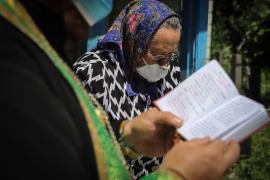 Reguli pentru slujbele de Crăciun, Anul Nou și Sfântul Ioan Botezătorul. Preoții intră în casă doar dacă insiști