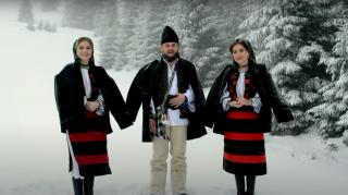 „Colinda fraților”, primul proiect muzical al interpretelor gemene din Maramureș şi al fratele lor teolog