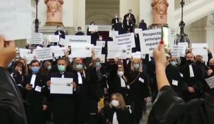 Protest în premieră în Justiţia din România! Avocat condamnat la închisoare, apărat de zeci de colegi