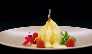 Rețete de dulciuri: Pară fiartă în sos limoncello