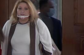 Diana Șoșoacă și-a pus mască. Surse: Poliția face cercetări în privința adeverinței care îi permitea să încalce regulile