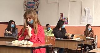 Elevii s-ar putea întoarce în bănci la finalul lunii martie