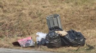 Plicul surpriză găsit printre gunoaiele aruncate de şoferi pe DN1, între Prahova şi Braşov