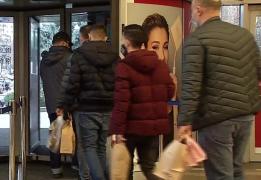 Aglomerație la mall ca în vremurile bune. Poliţia a făcut controale, dar n-a speriat oamenii