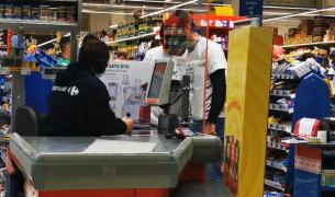 Protest la hipermarket, în Brașov. Mai mulți oameni au blocat casele de marcat într-un mod neobișnuit