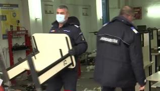 Jandarmii din Galaţi au dăruit un camion plin cu mobilier şcolar şi rechizite copiilor din Aldeşti