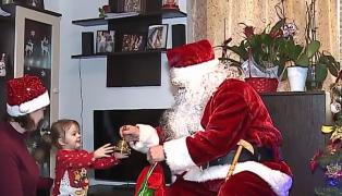 Moș Crăciun, primit cu zâmbete și cântece de copiii din România