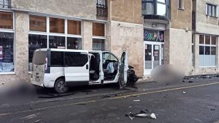 Dezastru la Baia Mare, în ziua de Crăciun. Pietoni uciși pe trotuar, după un impact devastator între două mașini