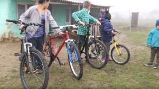 O familie sărmană cu cinci copii, din Iaşi, vizitată de "Moş Crăciun" în pragul sărbătorilor