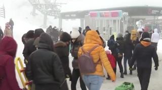 Românii s-au înşirat, bară la bară, spre munte, în a doua zi de Crăciun