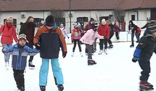 Distracţie la patinoar în Târgu Mureş, în a doua zi de Crăciun